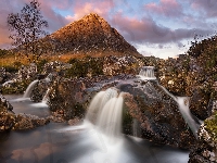 Szczyt Buachaille Etive Mor, Rejon Highland, Szkocja, Dolina Glen Coe, Rzeka Coupall, Roślinność, Chmury, Góra, Skały