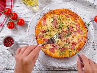 Pomidory, Kiełbasa, Pizza, Talerz, Deski, Dłonie