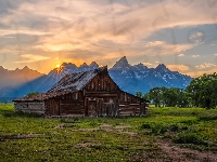 Stan Wyoming, Stany Zjednoczone, Park Narodowy Grand Teton, Góry, Zachód słońca, Drzewa, Chata, Promienie słońca