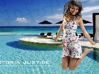 Uśmiech, Victoria Justice, Basen