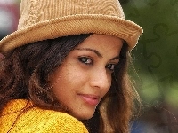 Usmiech, Sneha Ullal, Kapelusik