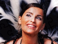 Kolczyki, Nelly Furtado, Uśmiechnięta