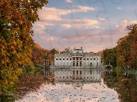 Warszawa, Polska, Łazienki Królewskie, Pałac, Staw, Chmury, Jesień, Drzewa