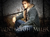 Wentworth Miller, szara bluza