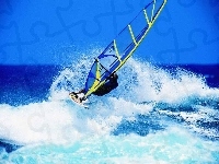 Windsurfing, żółto niebieski żagiel