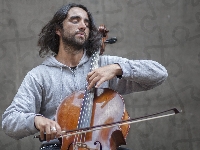 Wiolonczela, Instrument, Mężczyzna