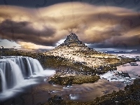 Wodospad Kirkjufellsfoss, Islandia, Góra Kirkjufell, Kamienie