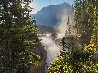 Park Narodowy Jasper, Słońce, Mgła, Wodospad Athabasca Falls, Rzeka, Kanada, Góry, Świerki