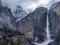 Park Narodowy Yosemite, Góry, Kalifornia, Stany Zjednoczone, Wodospad, Drzewa, Mgła, Upper Yosemite Falls, Skały, Chmury