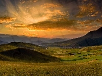 Chmury, Góry Qilian Shan, Pola Chiny, Chiny, Zachód słońca, Wzgórza