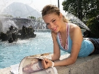 Xenia Tchoumitcheva, Uśmiechnięta, Fontanny