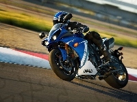 Nowa, Yamaha R1