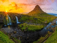 Zachód słońca, Półwysep Snaefellsnes, Wodospady, Islandia, Kirkjufell, Góra, Promienie słońca