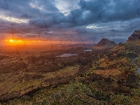 Góry, Wyspa Skye, Szkocja, Quiraing, Ścieżka, Zachód słońca, Chmury, Wzgórza, Jeziora