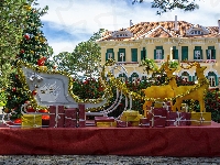 Prezenty, Dom, Sanie, Zaprzęg, Renifery, Choinka, Wietnam, Hotel, Bao Dai King Palace in Da Lat, Boże Narodzenie, Prowincja Lam Dong, Nowy Rok
