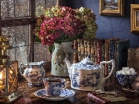 Hortensje, Okno, Zastawa, Filiżanka, Kwiaty, 
, Kompozycja, Lampion, Porcelana, Wazon, Książki, Dzbanek