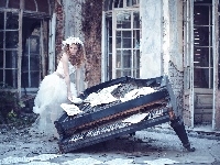 Fortepian, Zniszczony, Kobieta