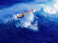 Windsurfing, żółty żagiel