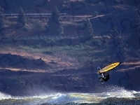 Windsurfing, żółty żagiel